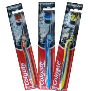 Colgate ZigZag Charcoal fogkefe – Cikkcakkos sörték az aktív szén erejével (1db)