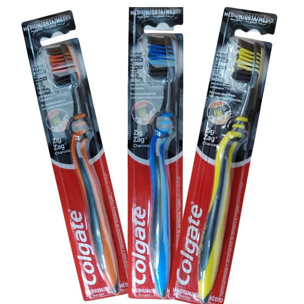 Colgate ZigZag Charcoal fogkefe – Cikkcakkos sörték az aktív szén erejével (1db)