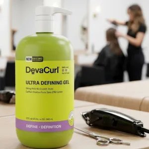 DevaCurl Ultra Erős Tartású, Ropogósságmentes Hajformázó gél – 946 ml (32 fl. oz.)